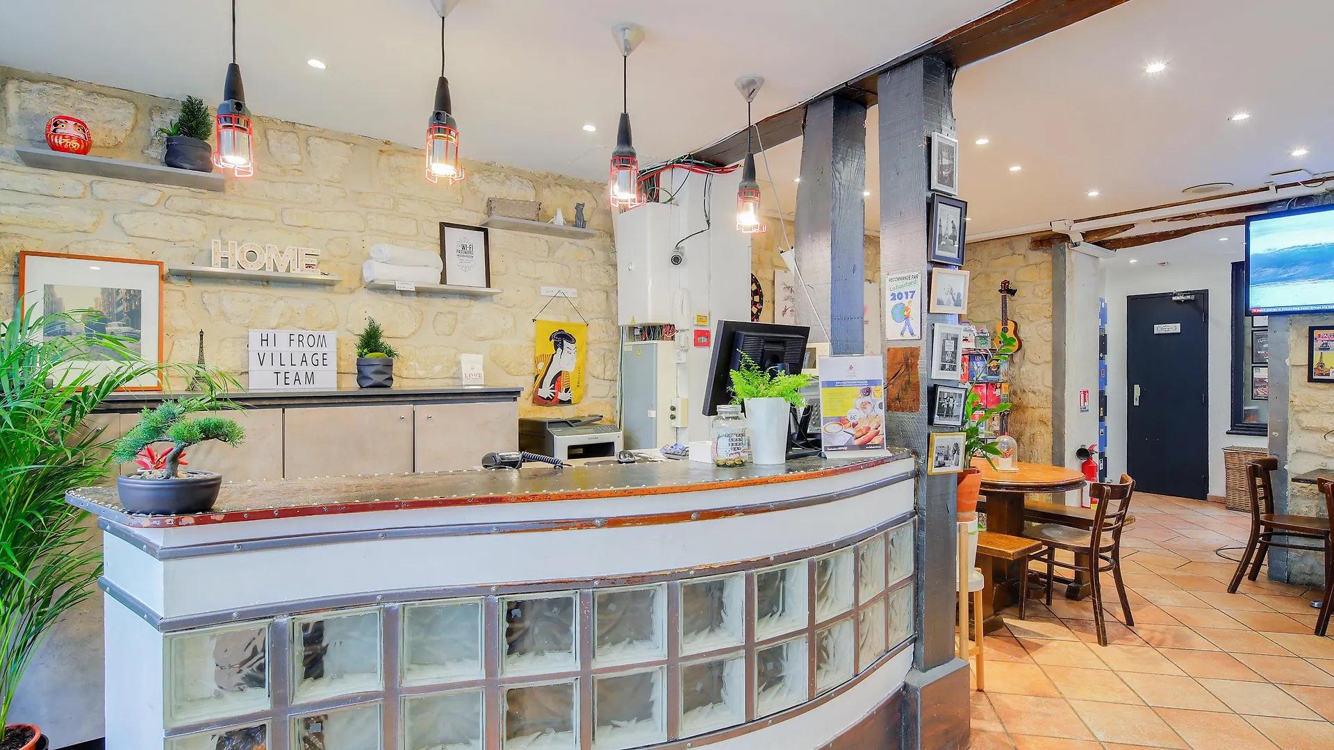 Hostal Le Village Montmartre By Hiphophostels