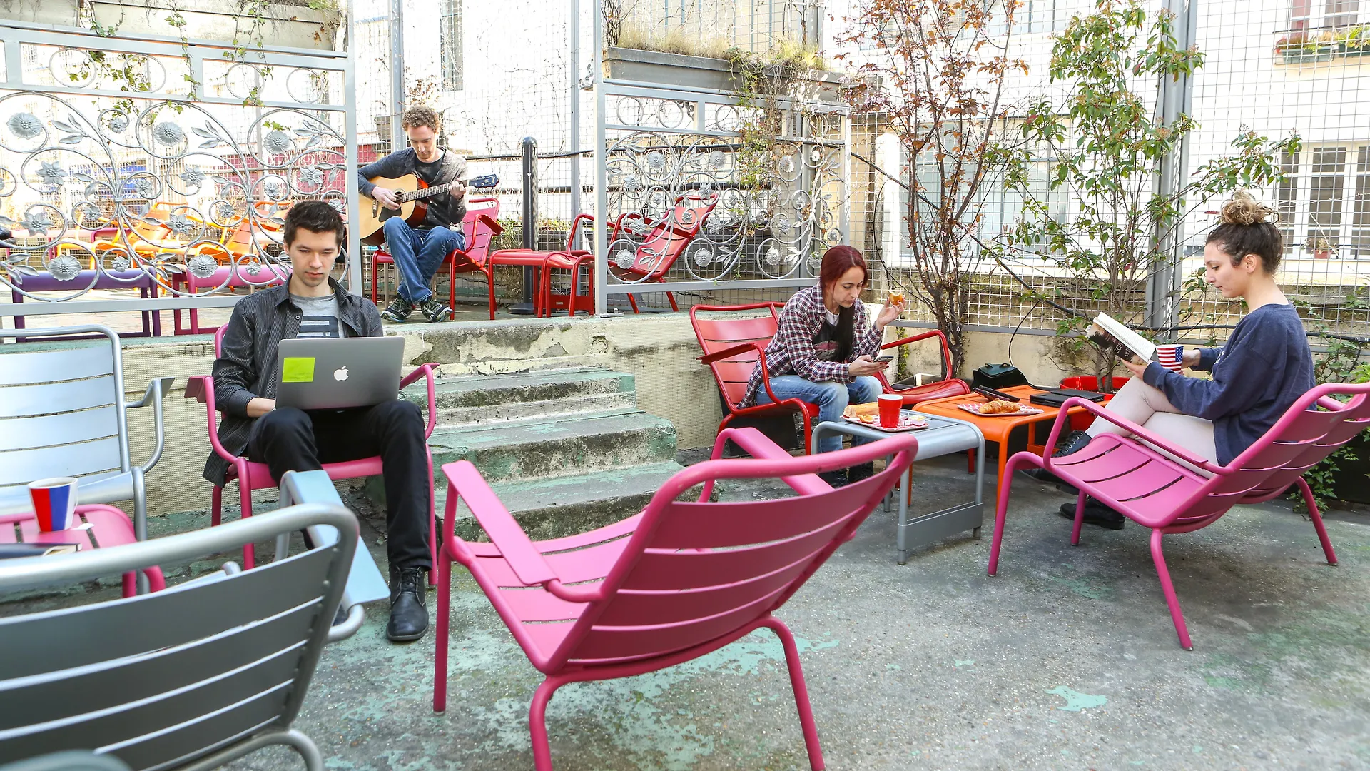 Hostal Le Village Montmartre By Hiphophostels