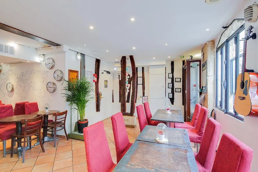 Hostal Le Village Montmartre By Hiphophostels